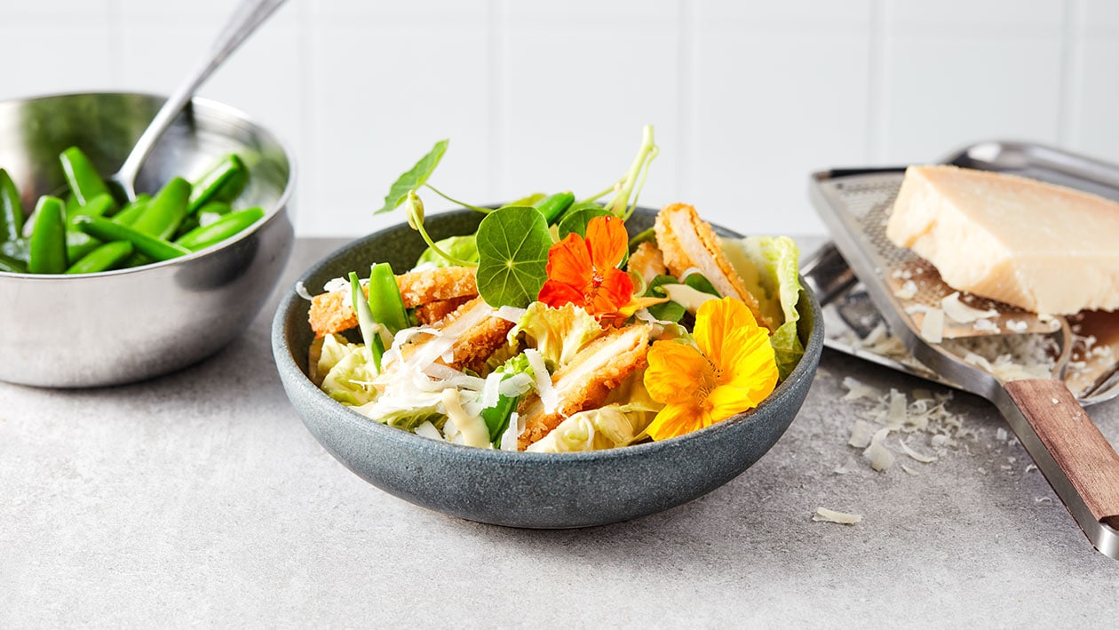 Salade met veganistische crispy kipburger